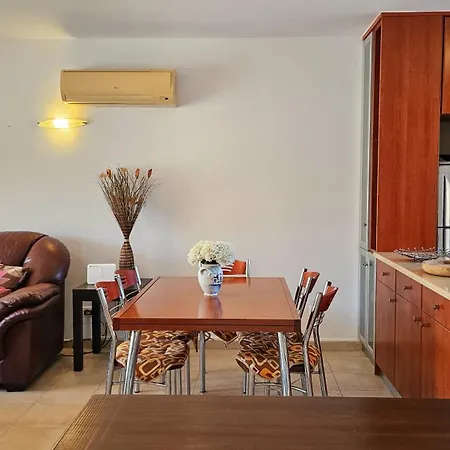 Nyaraló Cassiopeia 3-bedroom House On The With Pool *